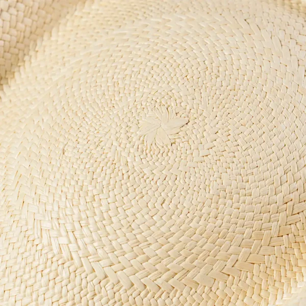 Sombrero Panamá Montecristi con detalle de tejido de corona en paja toquilla hecho a mano en Ecuador